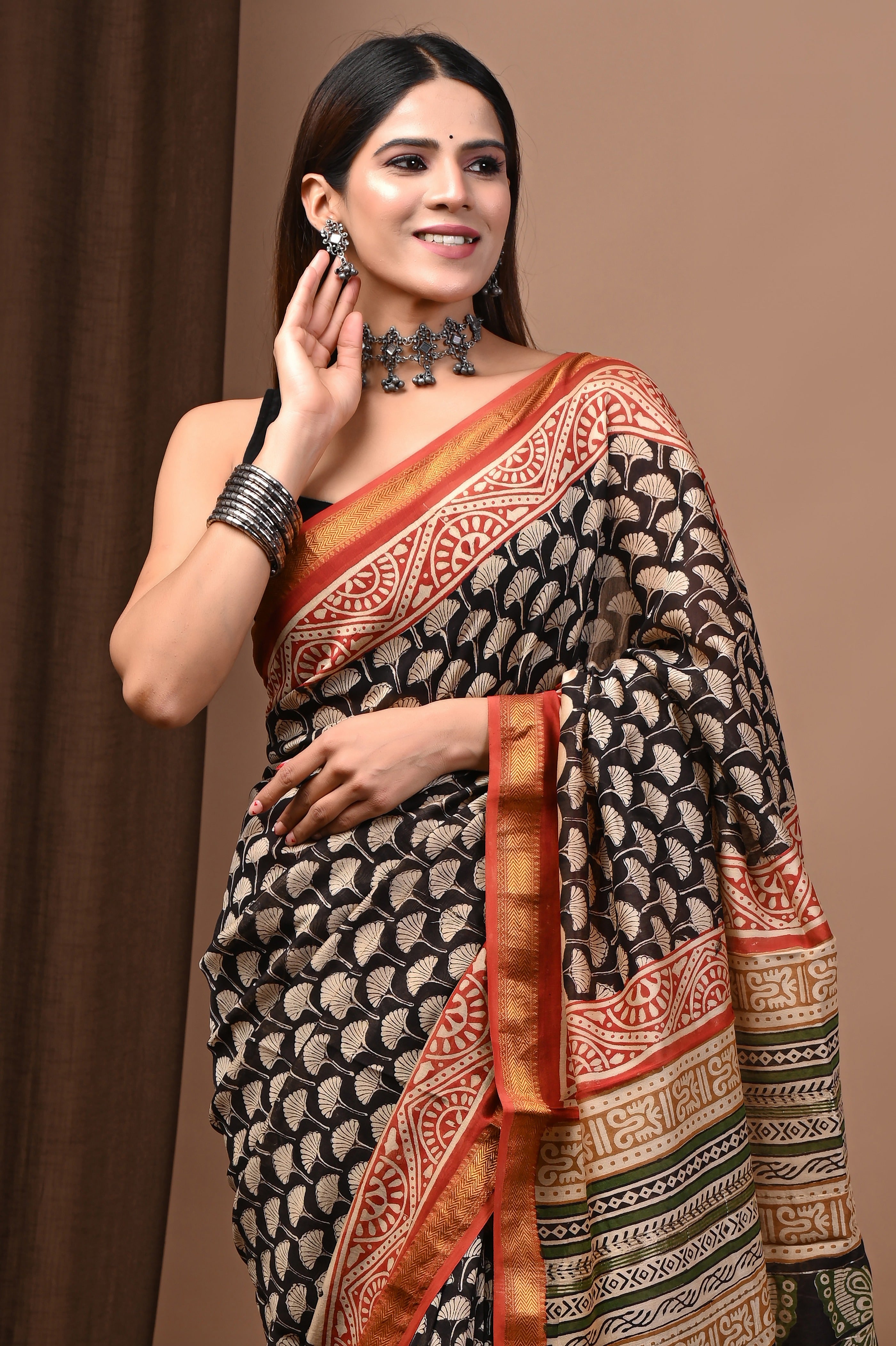 Black and Rust Red Maheshwari Silk Saree