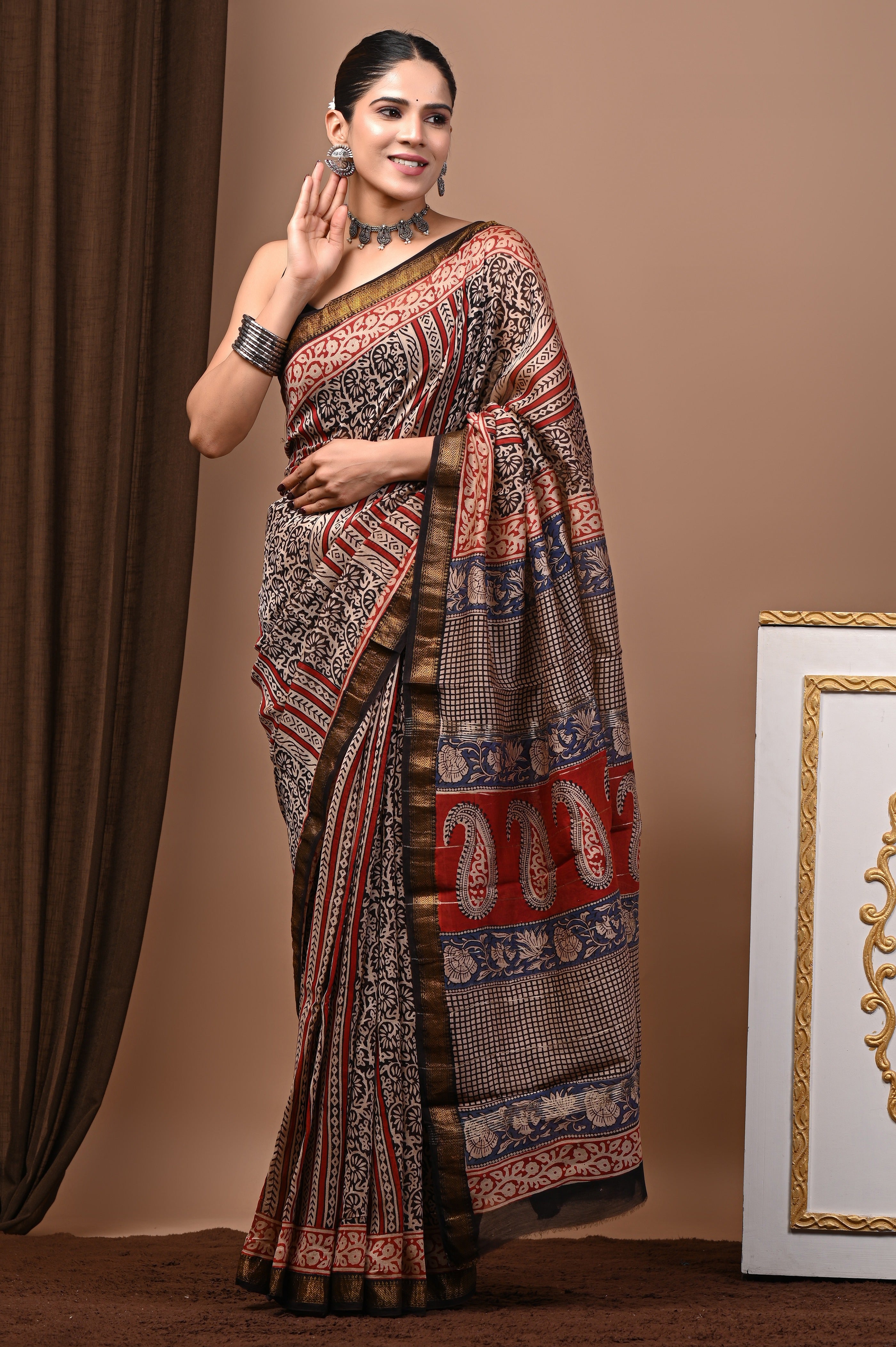 Black Red Paisley Maheshwari Silk Saree