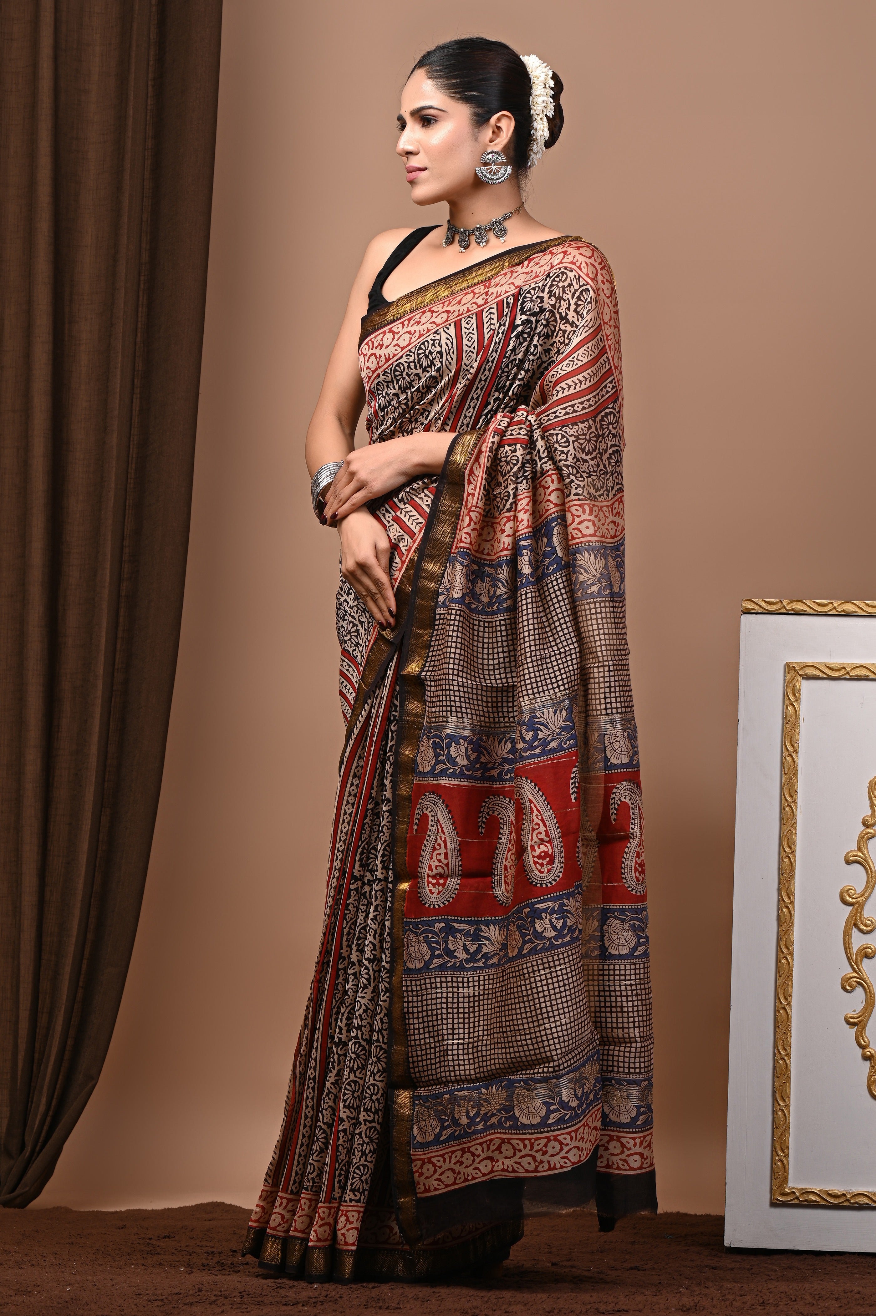 Black Red Paisley Maheshwari Silk Saree